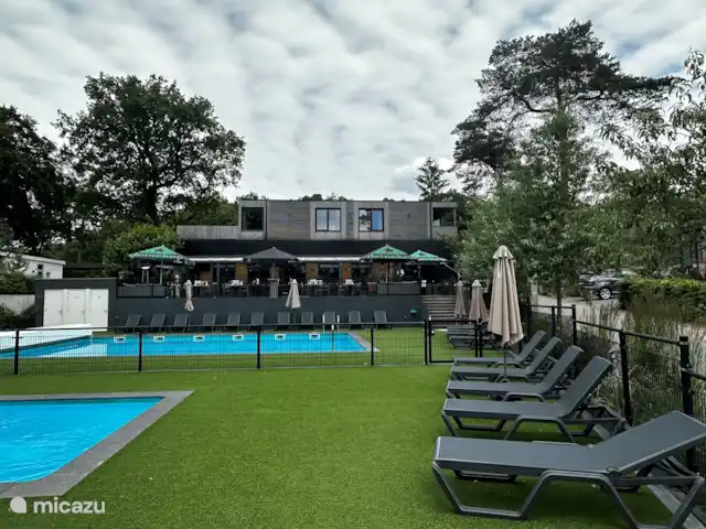 cabaña de madera en Países Bajos, Güeldres, Beekbergen – Cabaña de madera Beekbergen Piscinas y Grand Café del parque