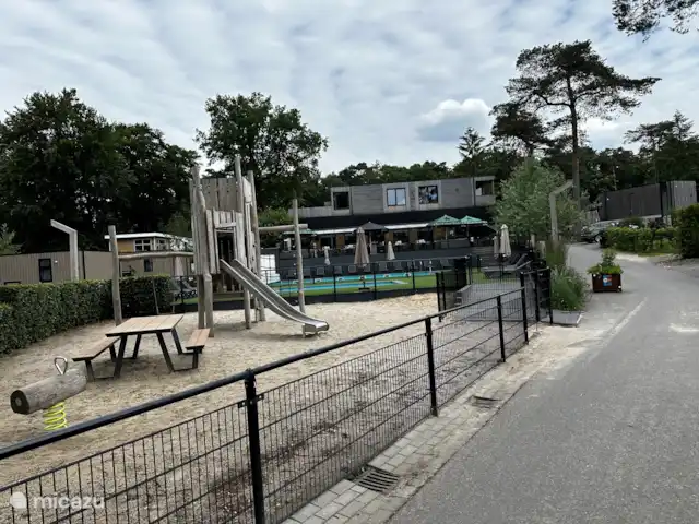 cabaña de madera en Países Bajos, Güeldres, Beekbergen – Cabaña de madera Beekbergen Parque infantil en el parque de piscinas