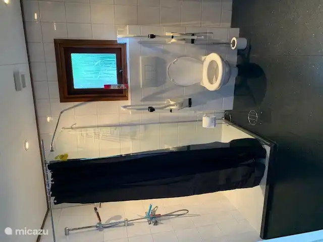 Geräumiges Badezimmer, rollstuhlgerecht.