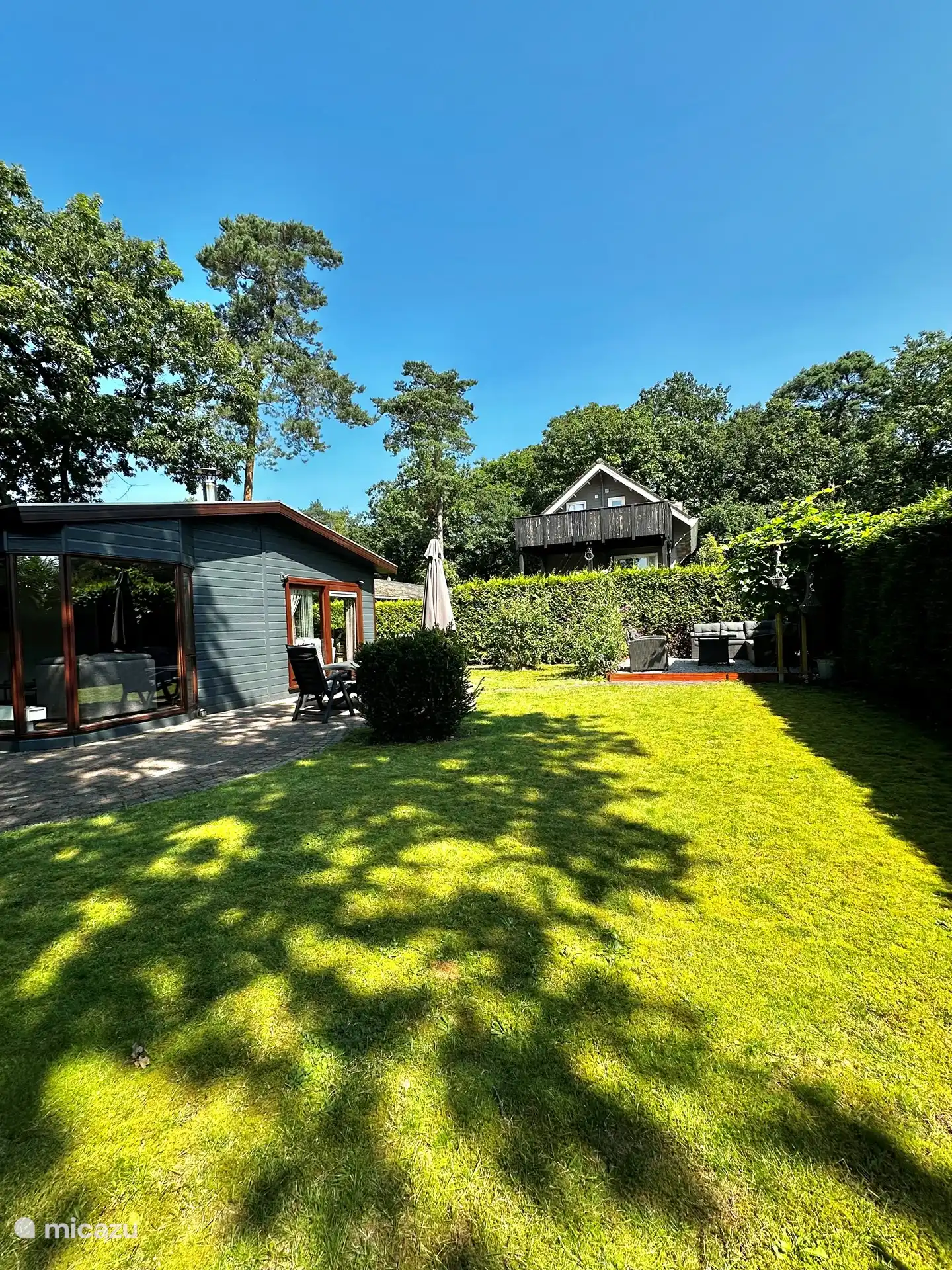 Chaletseite mit Terrasse und Loungebereich