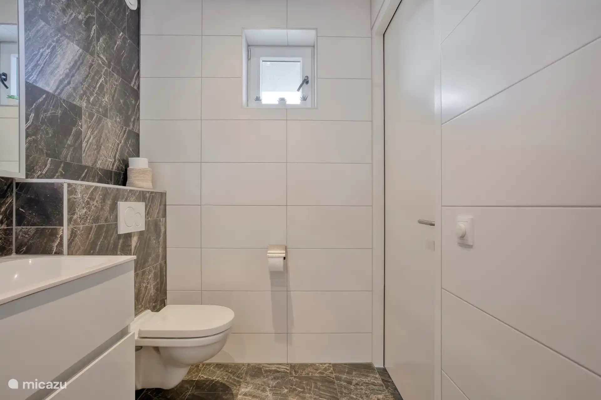 salle de bain avec toilettes et lavabos