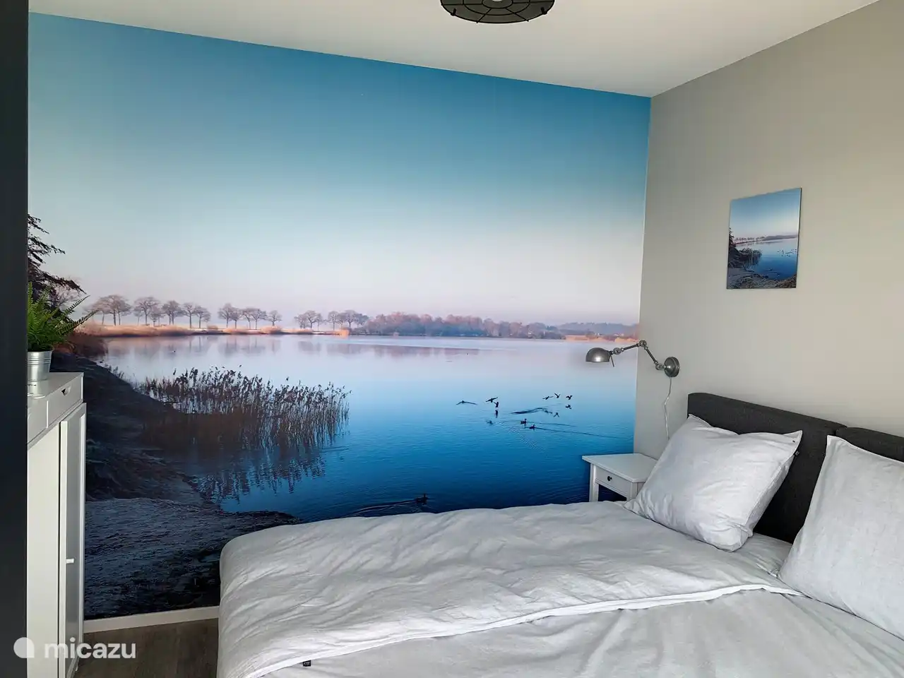 Schlafzimmer 2 mit Blick auf das Wasser. Lose Boxspringbetten
