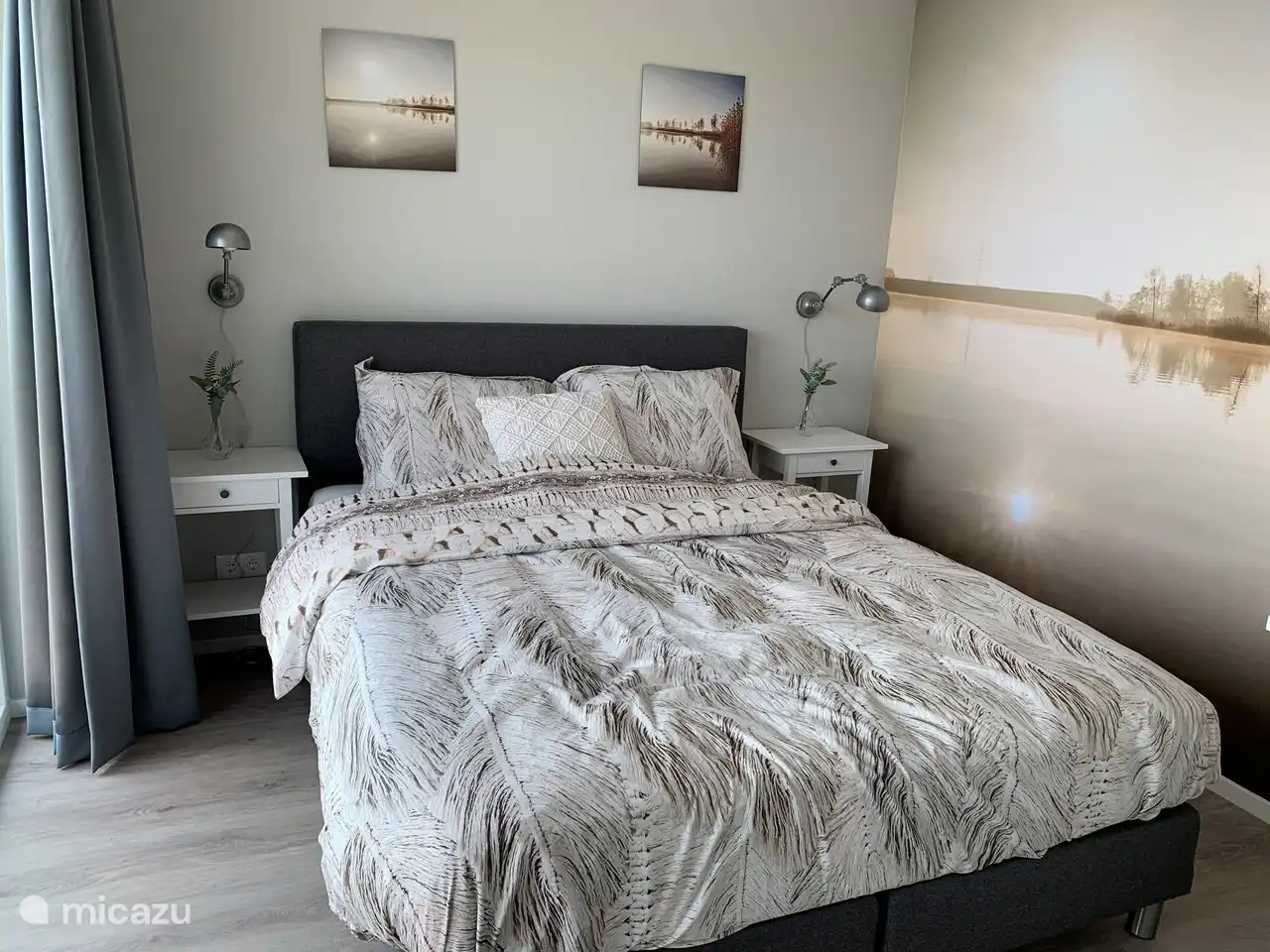 Schlafzimmer 1 mit Blick auf das Wasser. Doppeltes Boxspringbett