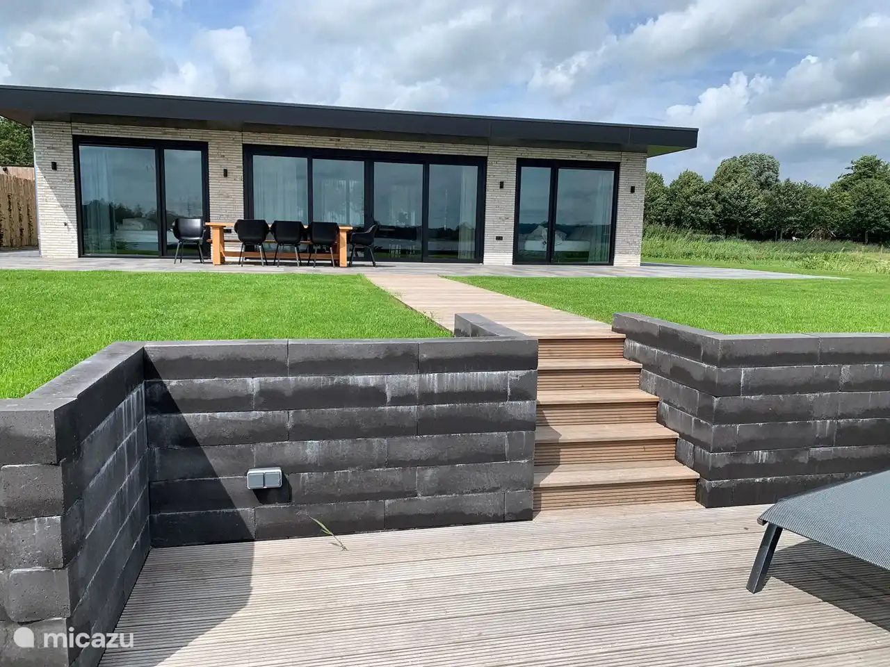 Garten von der Wasserseite vom Deck aus mit Badeleiter 