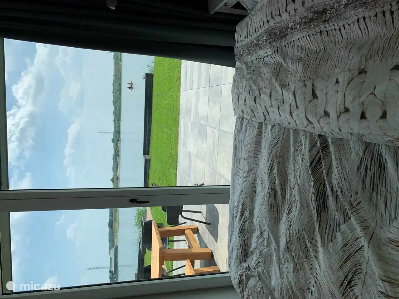 Blick vom Bett in Schlafzimmer 1 mit Tür zur Terrasse. 