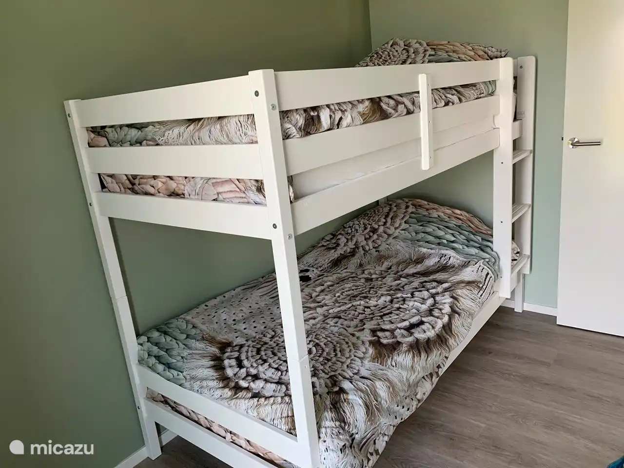 Etagenbett. Oben für Kinder geeignet. Schlafzimmer 3. Schmaler Kleiderschrank mit Hänge- und Regalfach. 