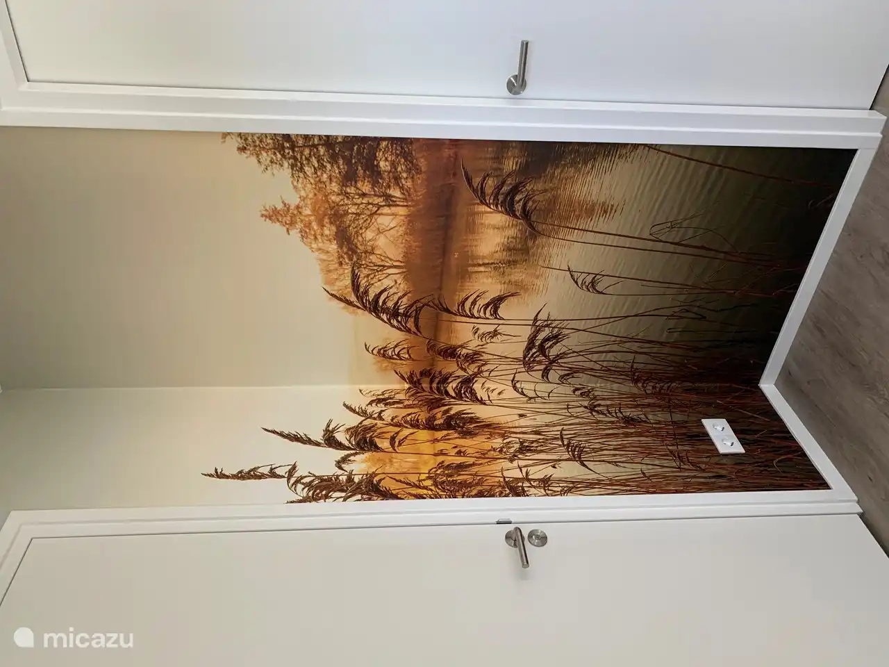 Eingang mit Tür zum Schlafzimmer mit Etagenbett und separatem WC