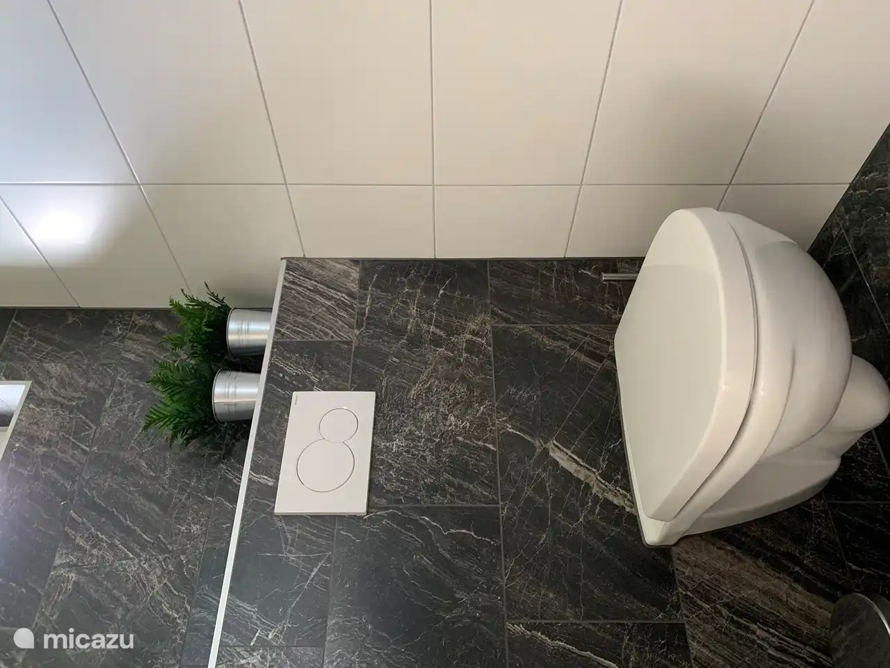 Separate Toilette mit Waschbecken zum Waschen und Schminken. 