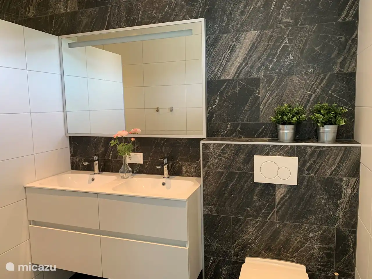 Badezimmer mit WC und Doppelwaschbecken