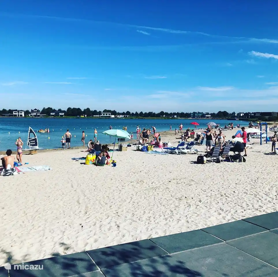 Umgebung: Der Strand von Nijstad ist vom Ferienhaus aus zu Fuß oder mit dem Boot erreichbar.
