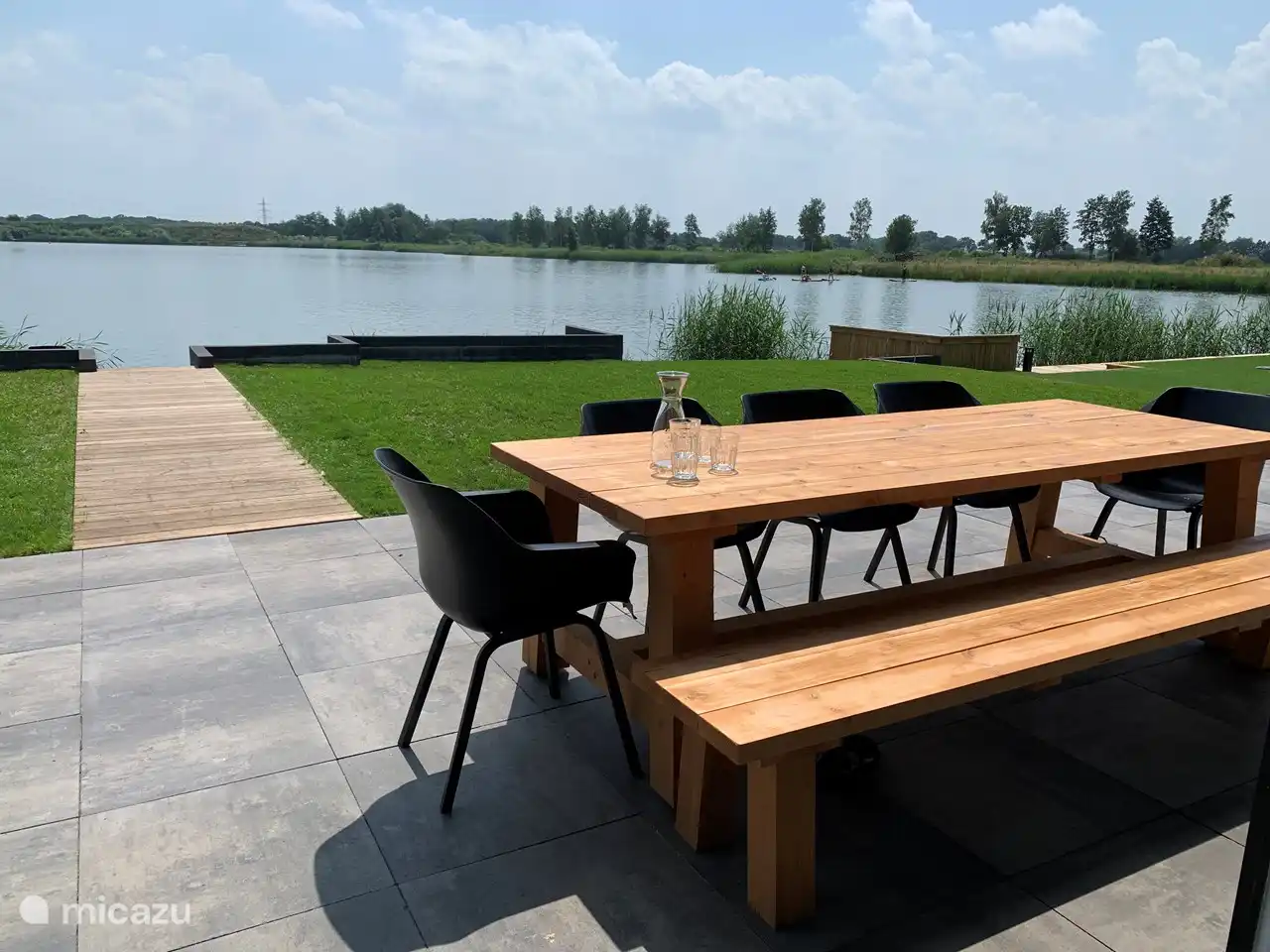 Großzügiger Sitzbereich auf der Terrasse