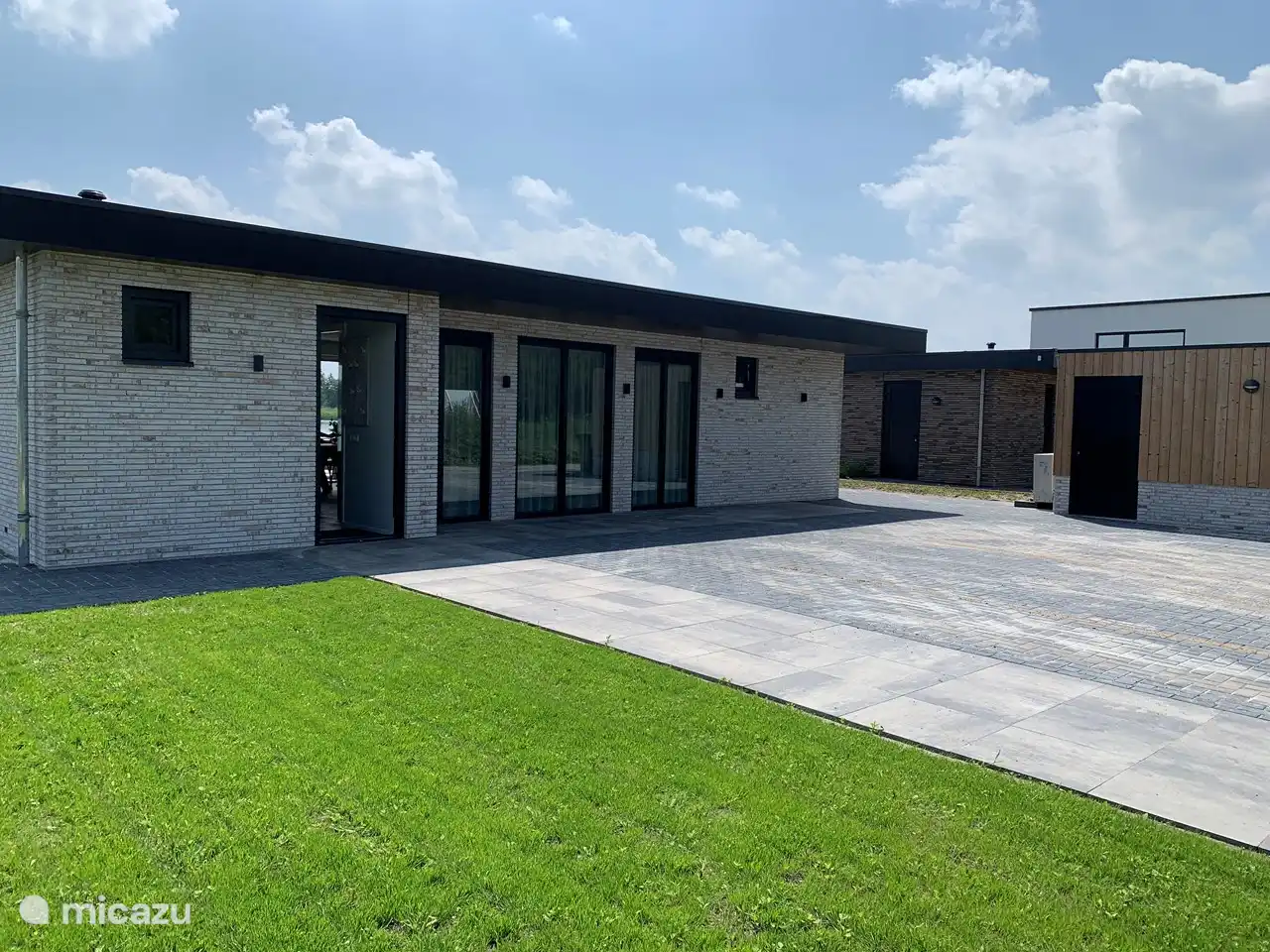 Eingang, Parkplatz und Schuppen vor Ort