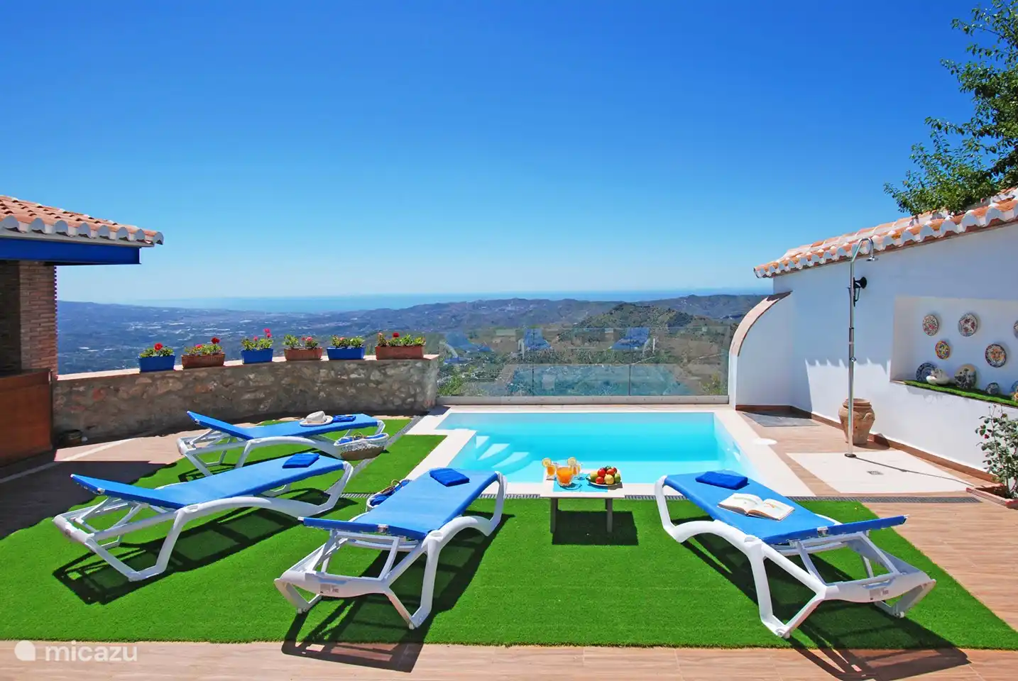 Autour de la piscine avec une collation et une boisson = vacances !
