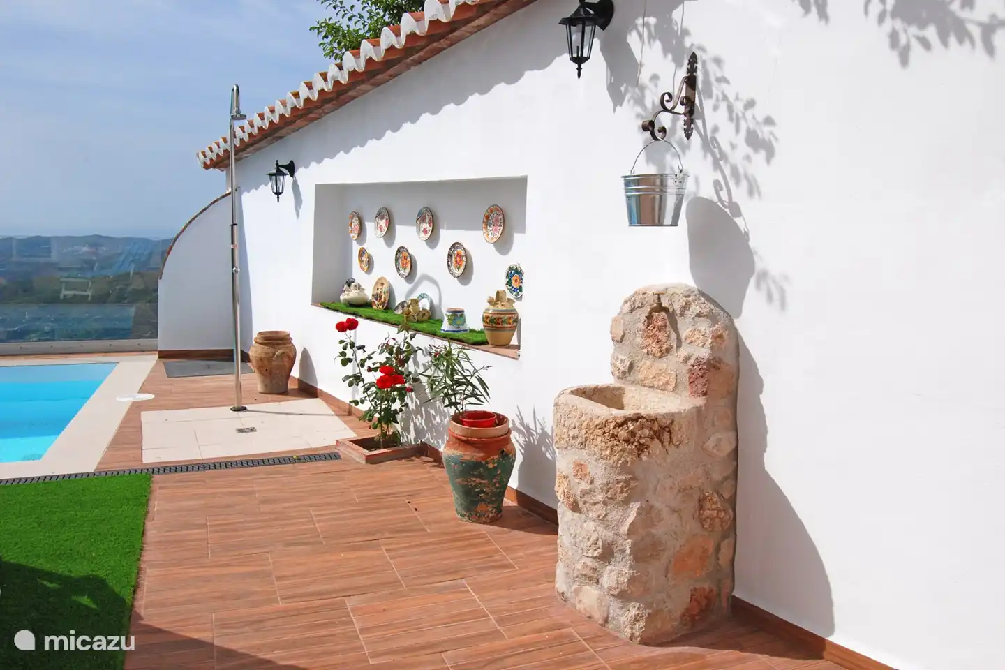 Douche extérieure, pompe à eau et... belles choses.