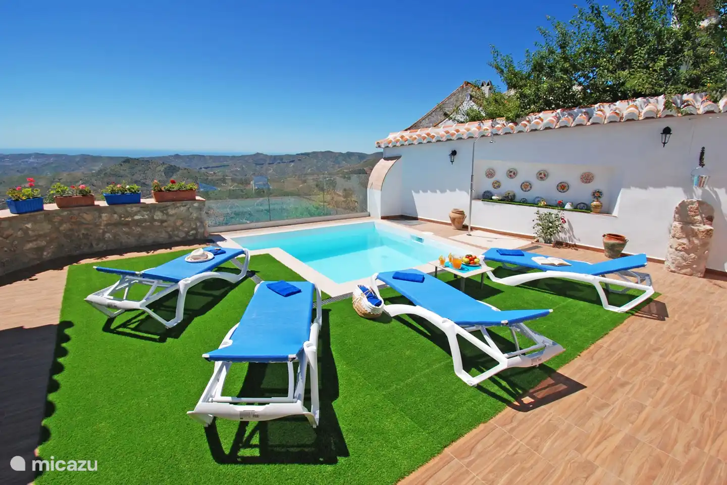 Il y a un canapé dans la piscine pour profiter encore plus des environs