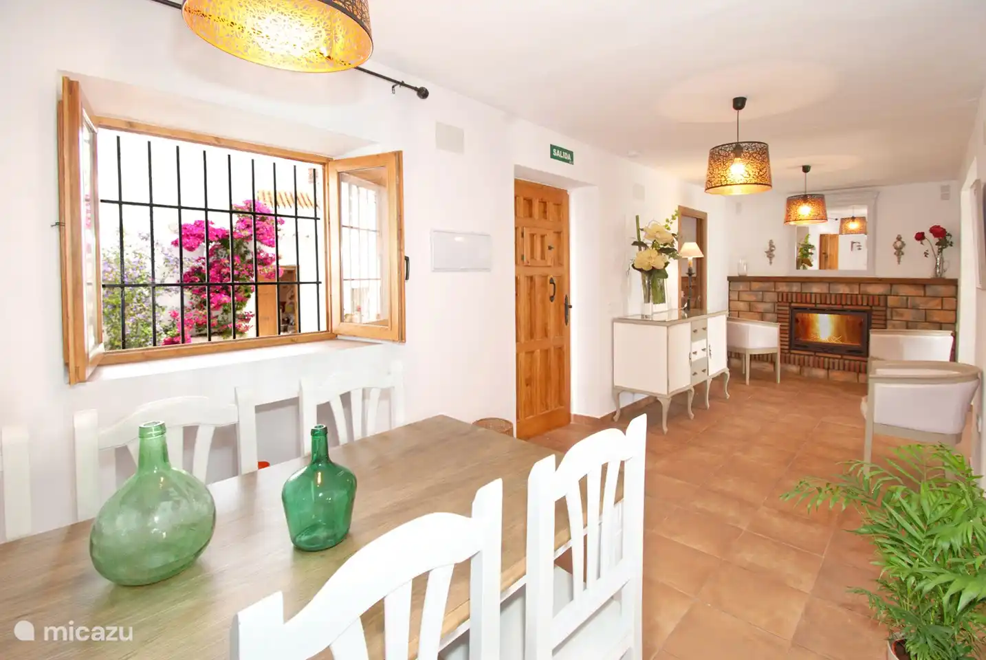 Nous voulions qu'il soit lumineux et spacieux à l'intérieur, nous avons donc créé 1 grande pièce au rez-de-chaussée sans murs de séparation, mais toujours avec de nombreux coins salons confortables.