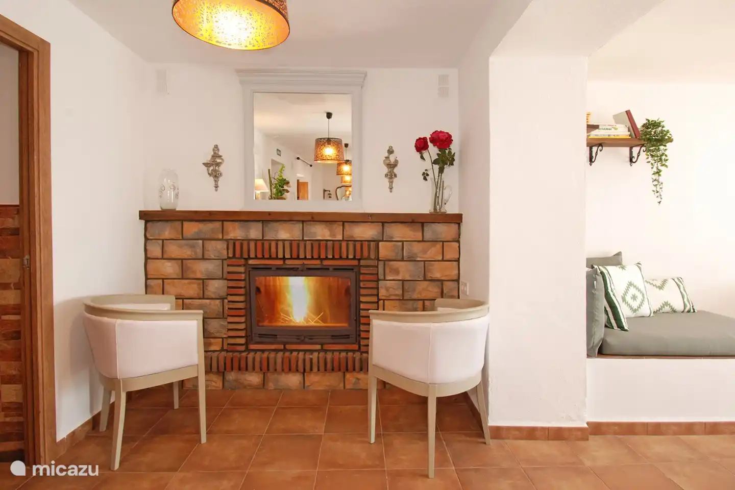 Un coin salon cosy au coin du feu.