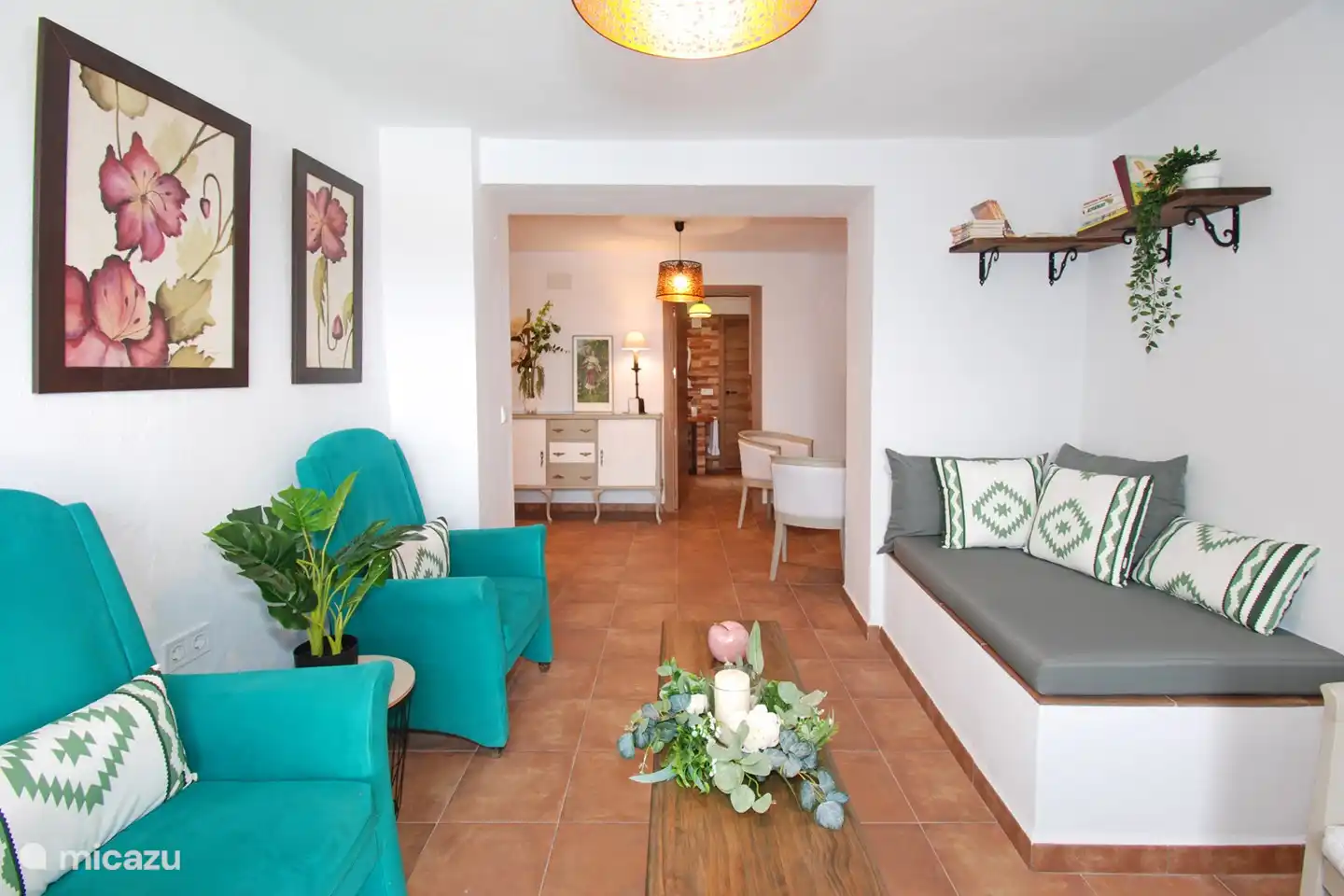 Le salon confortable a également une vue sur l'espace extérieur.