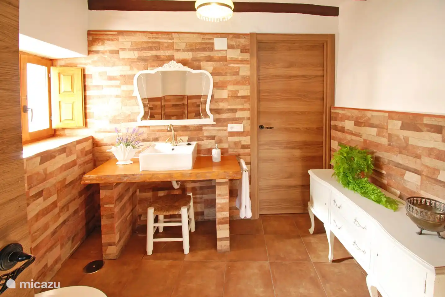 En bas, nous avons créé une salle de toilette séparée pour le confort de nos invités