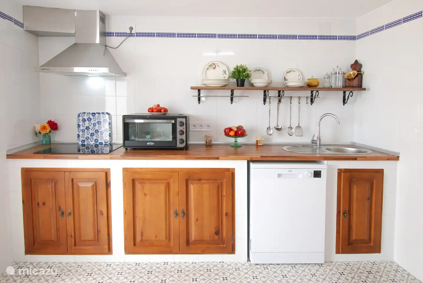 La cuisine est bien équipée et originale avec vue sur la terrasse et la piscine.