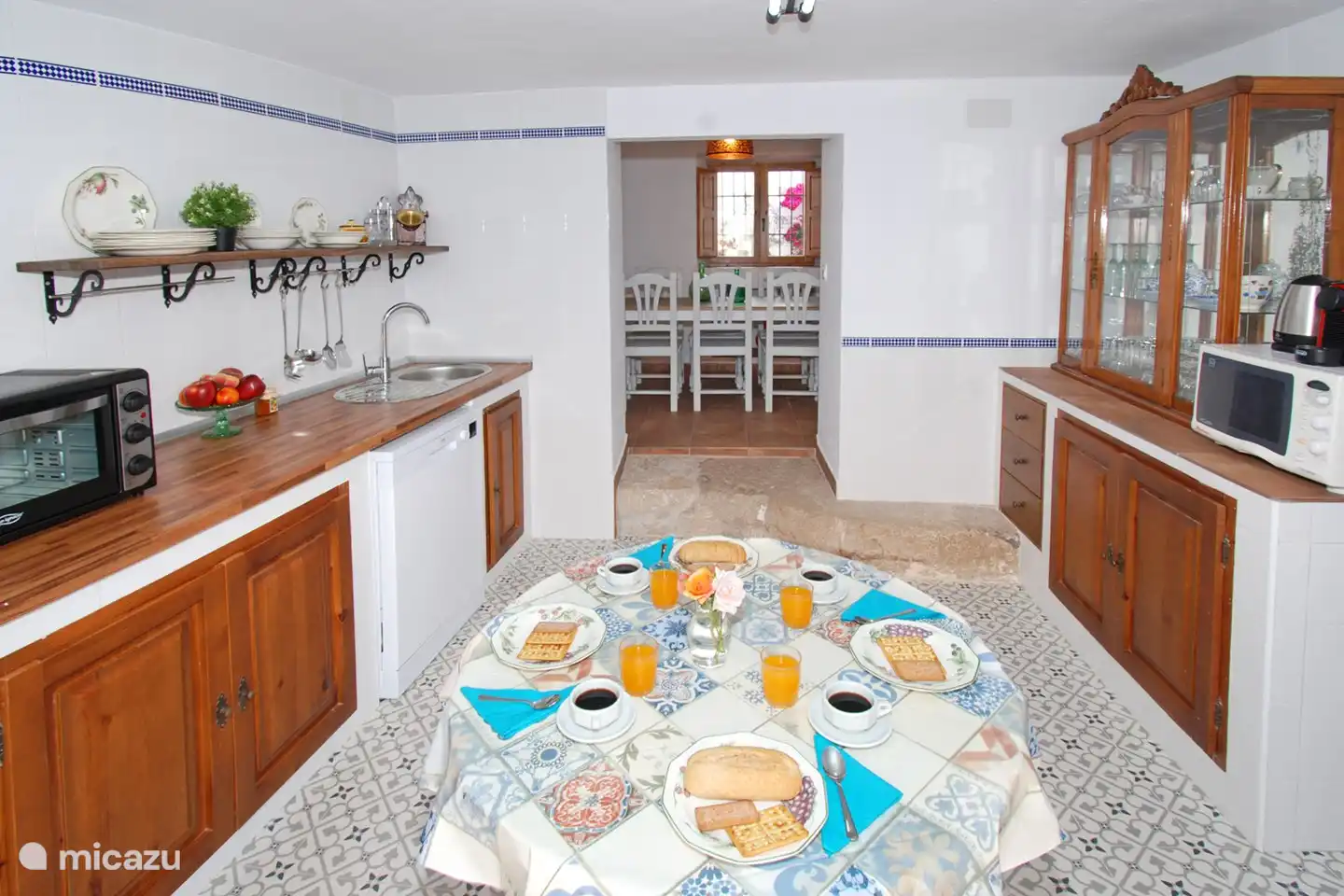 Plaque à induction, lave-vaisselle, lave-linge, four, micro-ondes, combiné réfrigérateur/congélateur et tout le nécessaire pour cuisiner soi-même.