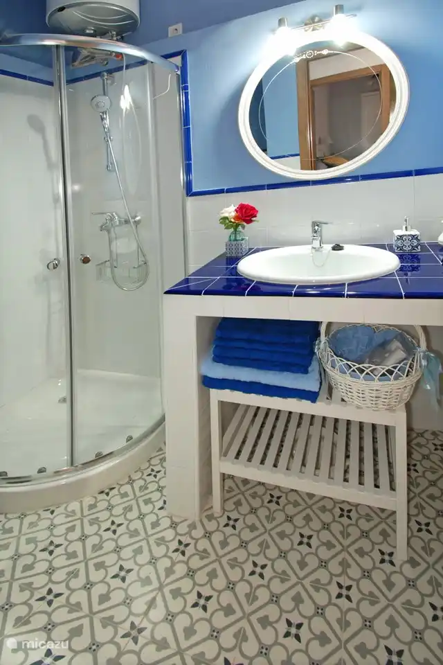 La deuxième salle de bain avec douche, lavabo et toilettes.