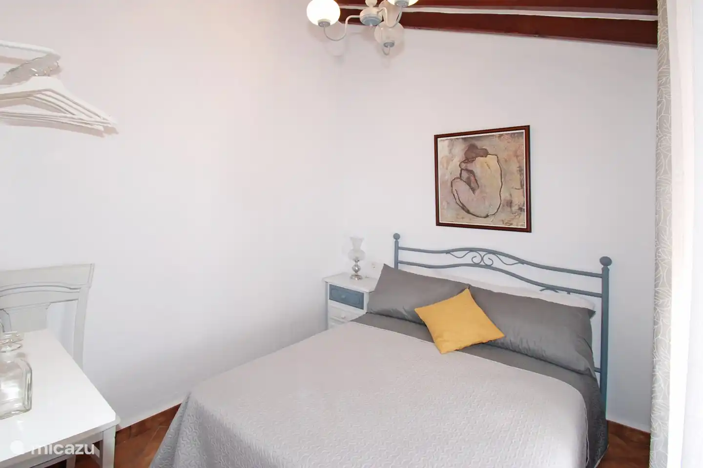 La chambre 3 est légèrement plus petite mais a également accès au balcon.