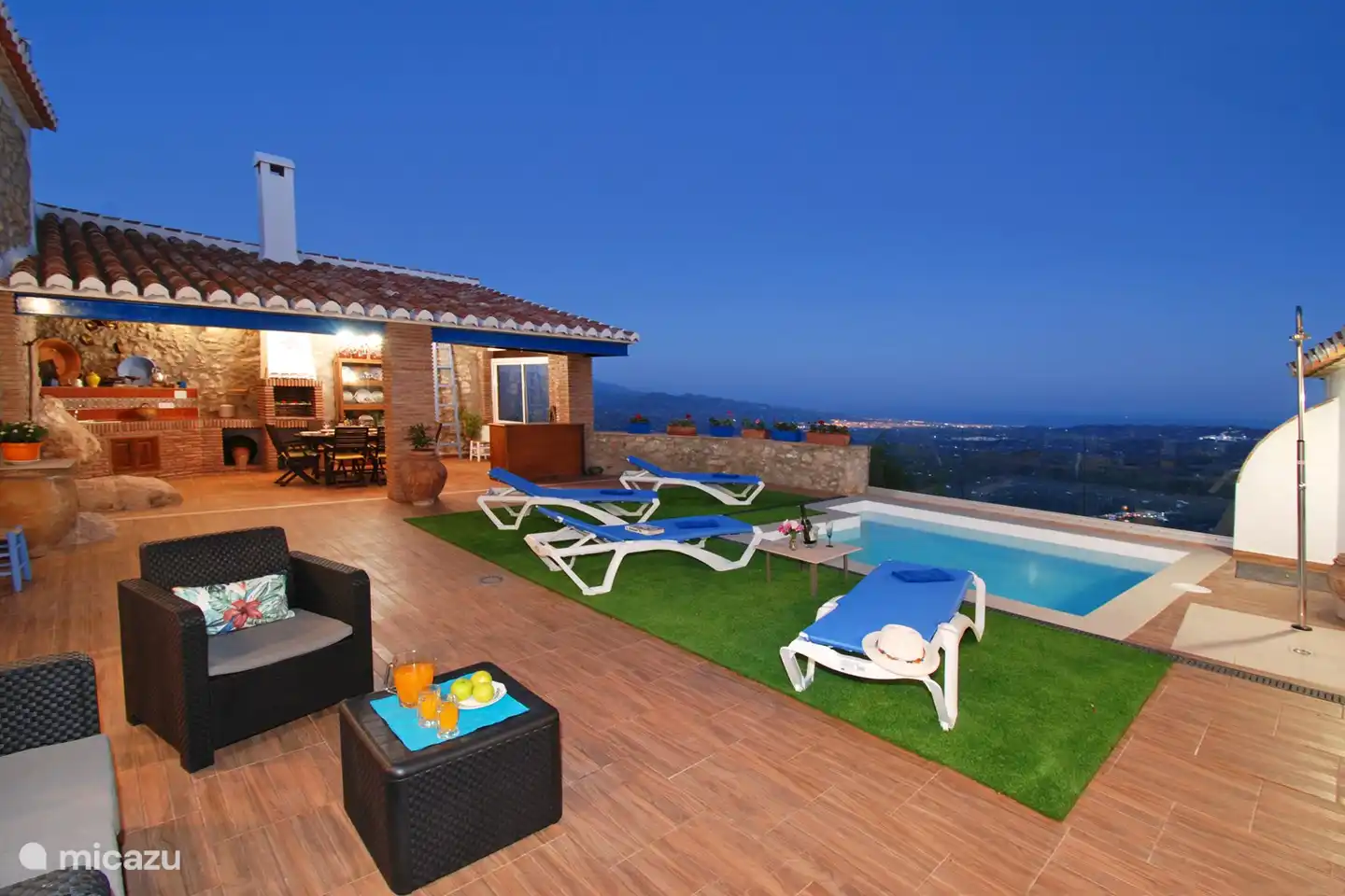 Détendez-vous le soir avec une vue à travers les murs de verre, sur les montagnes jusqu'à la mer Méditerranée.