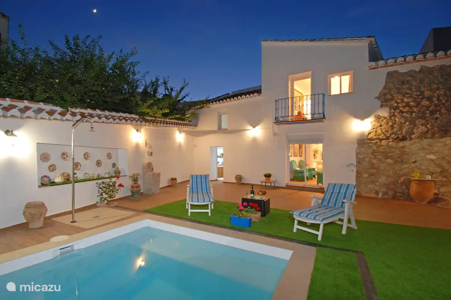 Regarder les étoiles le soir avec un verre, si ce n'est pas un jour férié.