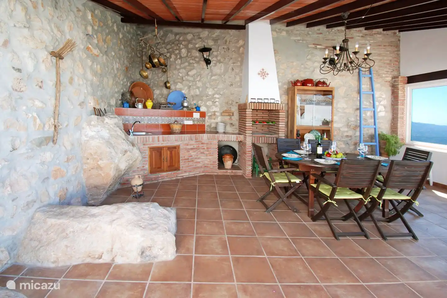 Nous avons restauré la maison avec une combinaison d'ancien et de moderne pour créer une maison de vacances chaleureuse et confortable.