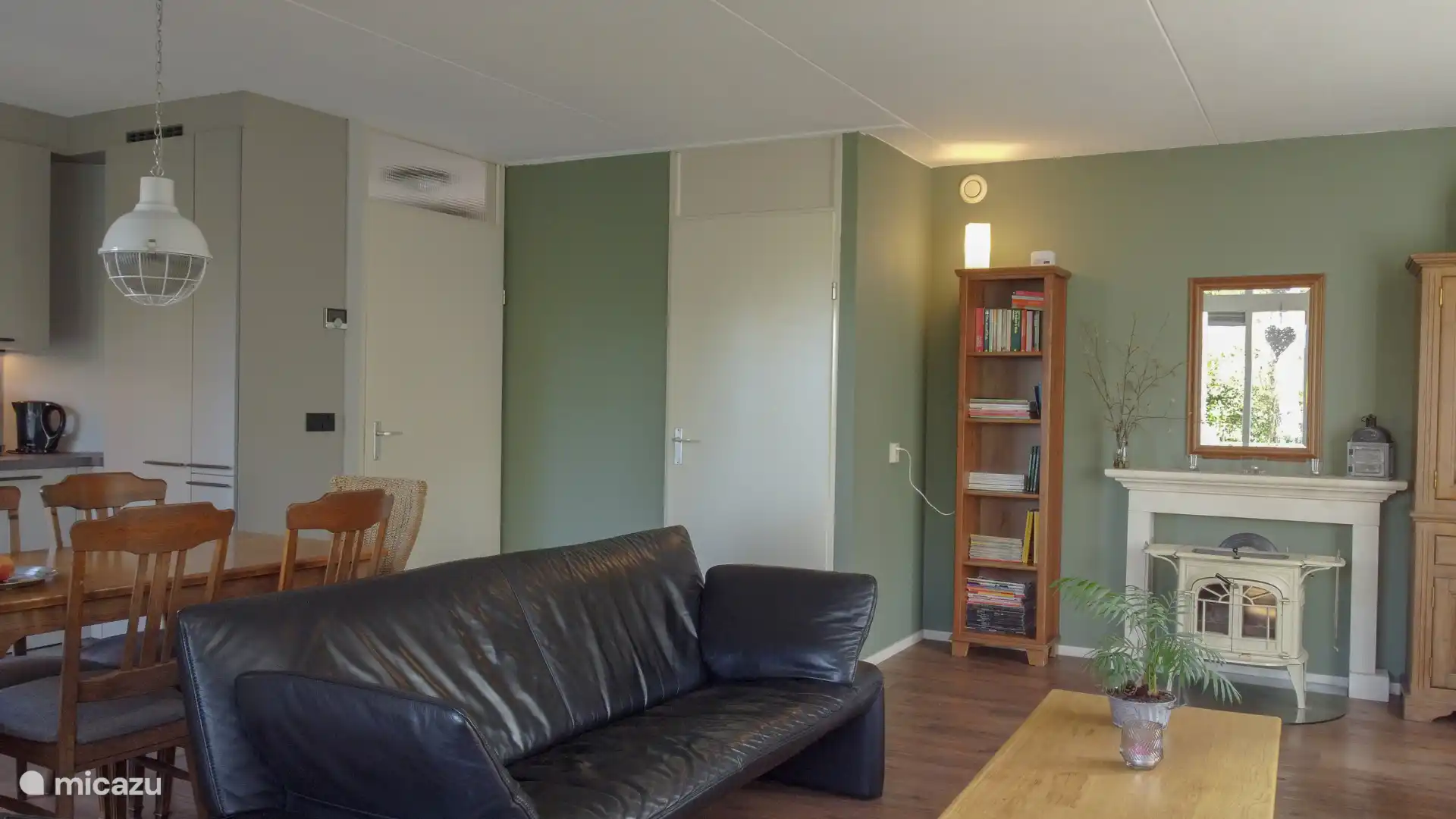 Woonkamer met keuken en houtkachel