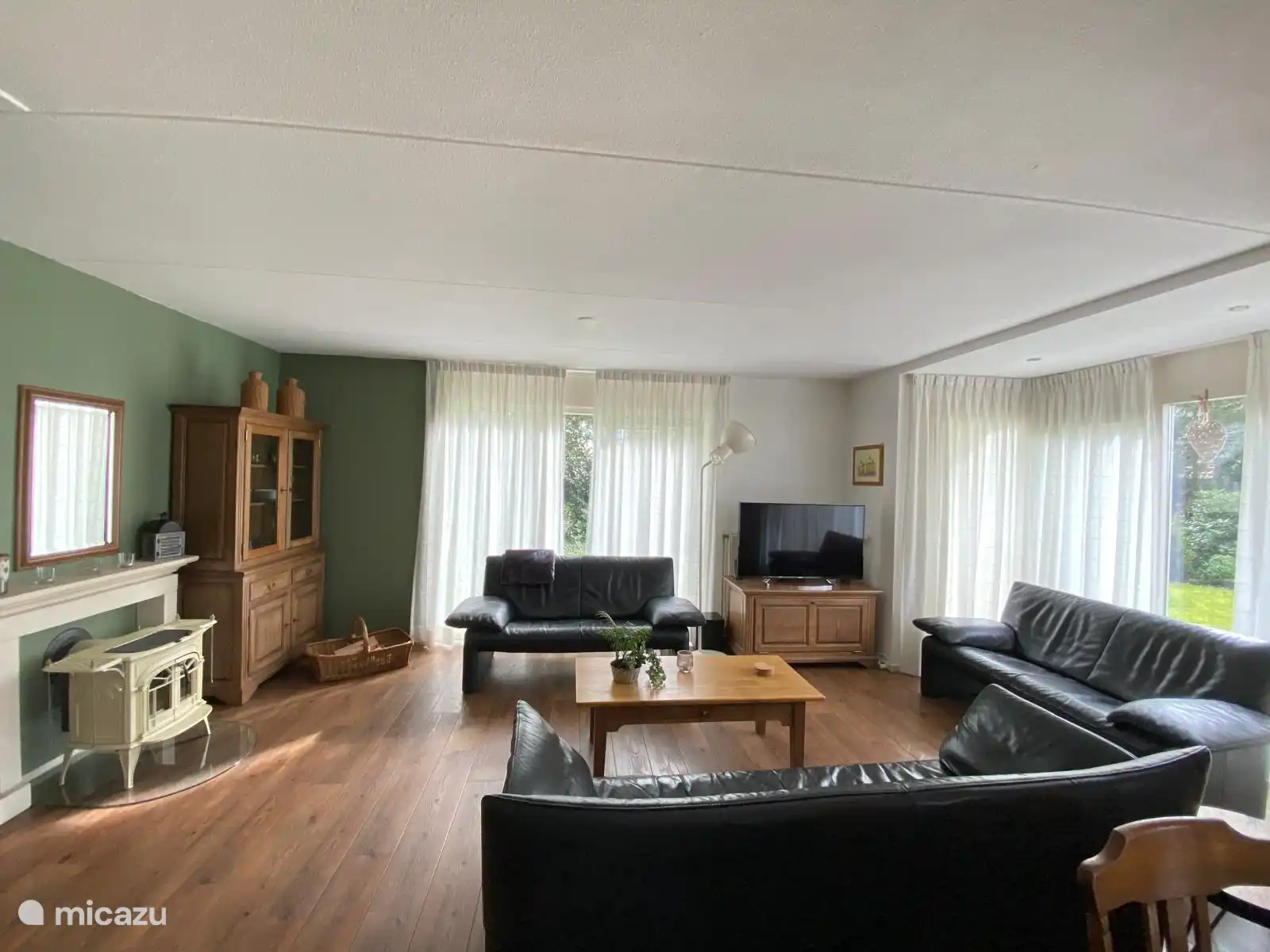 Wohnzimmer mit Holzofen