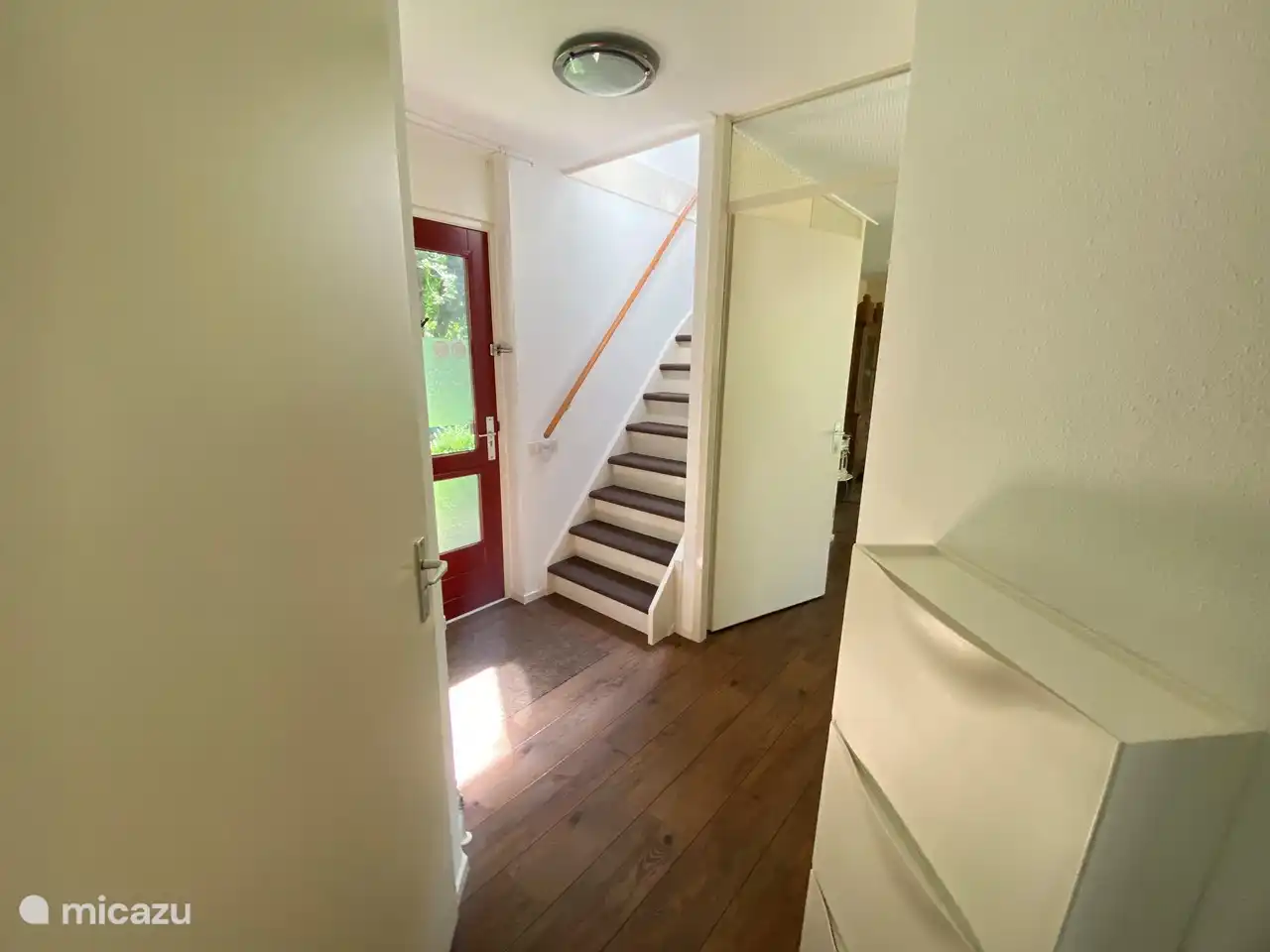 Eingang mit Treppe zum Boden