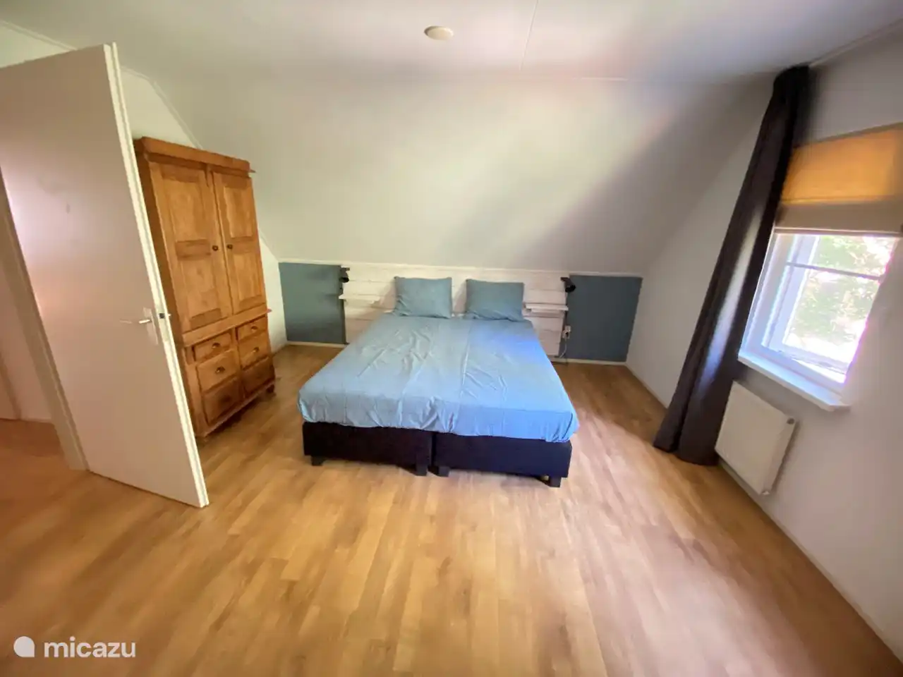 Schlafzimmer im 2. Stock mit Kleiderschrank und Kleiderschrank