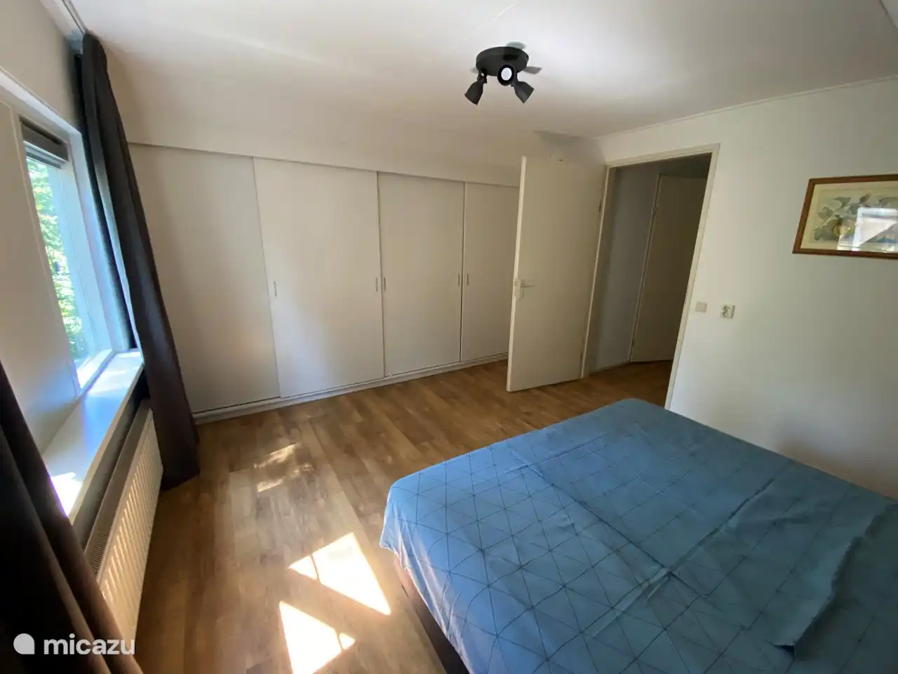 Schlafzimmer im 3. Stock mit großem Schiebeschrank