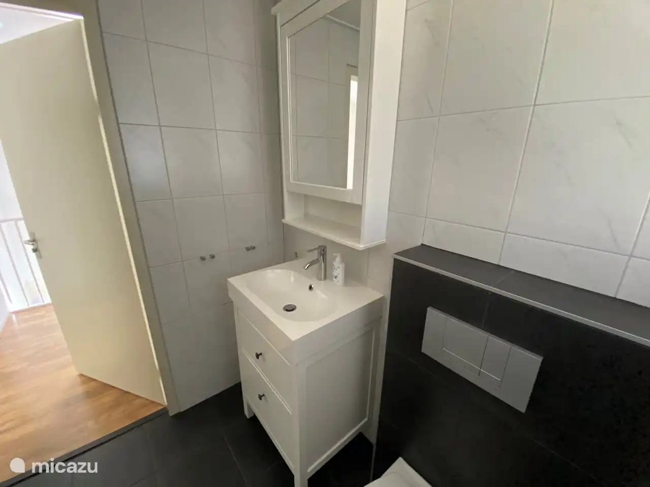 Badezimmerboden mit Ablagemöglichkeiten