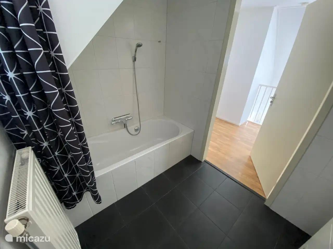 Badezimmerboden mit Badewanne