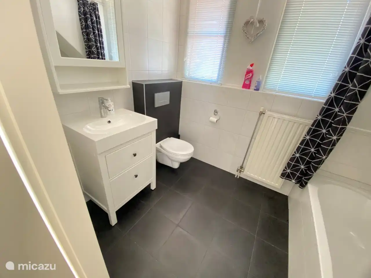 Badezimmerboden mit Badewanne