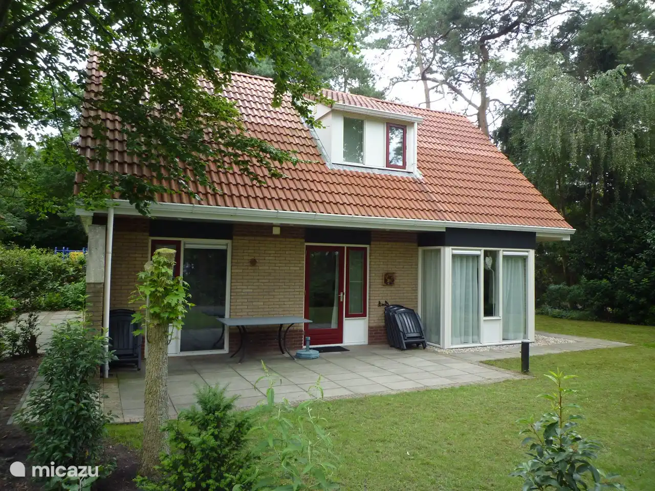 Terrasse und Liegewiese