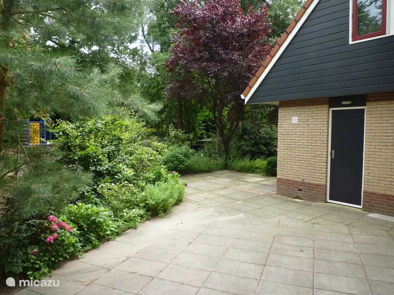 Vor dem Haus, mit 2 Parkplätzen