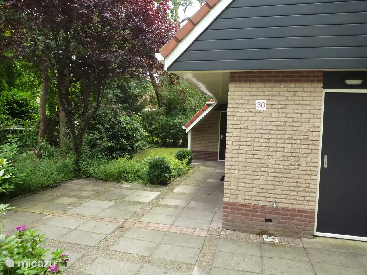 Schuppen zum Abstellen der Fahrräder, im Inneren befinden sich 2 Ladepunkte für die Fahrradbatterien