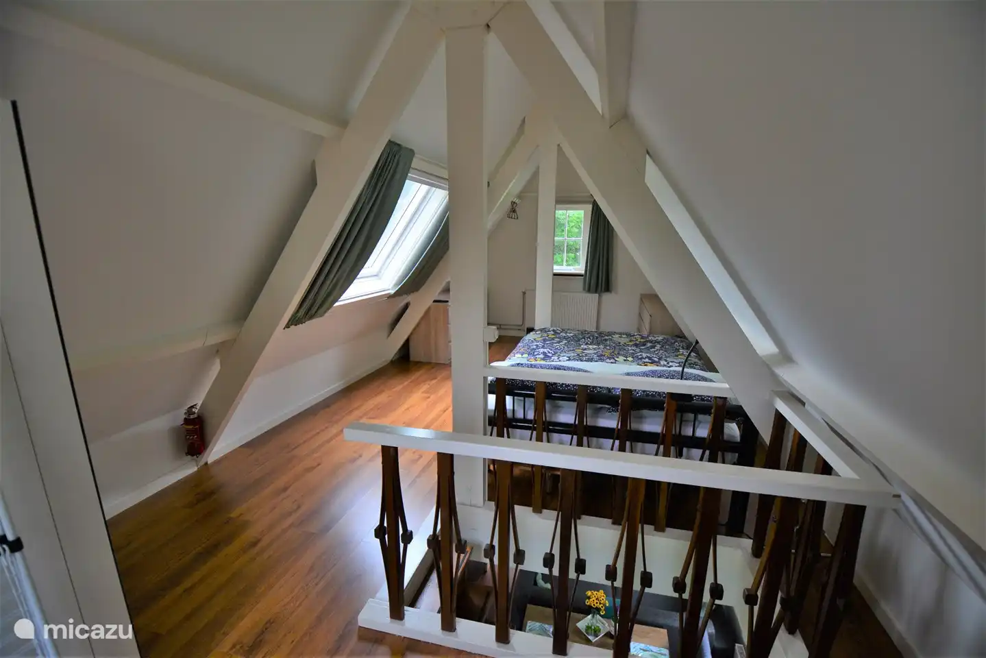 Das Schlafzimmer mit großem Kippfenster