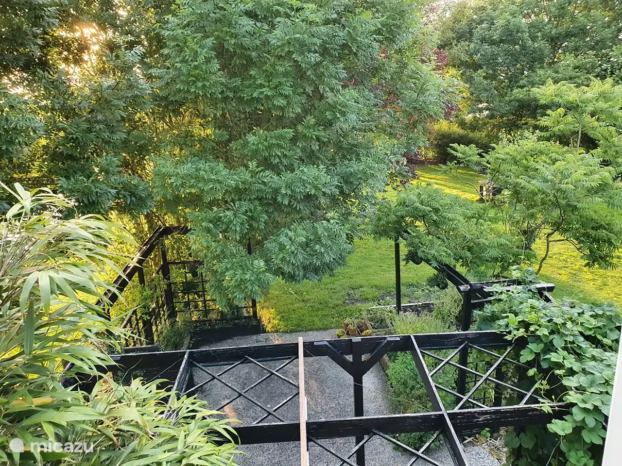 Aus dem hinteren Fenster kann man in den mittleren Garten blicken