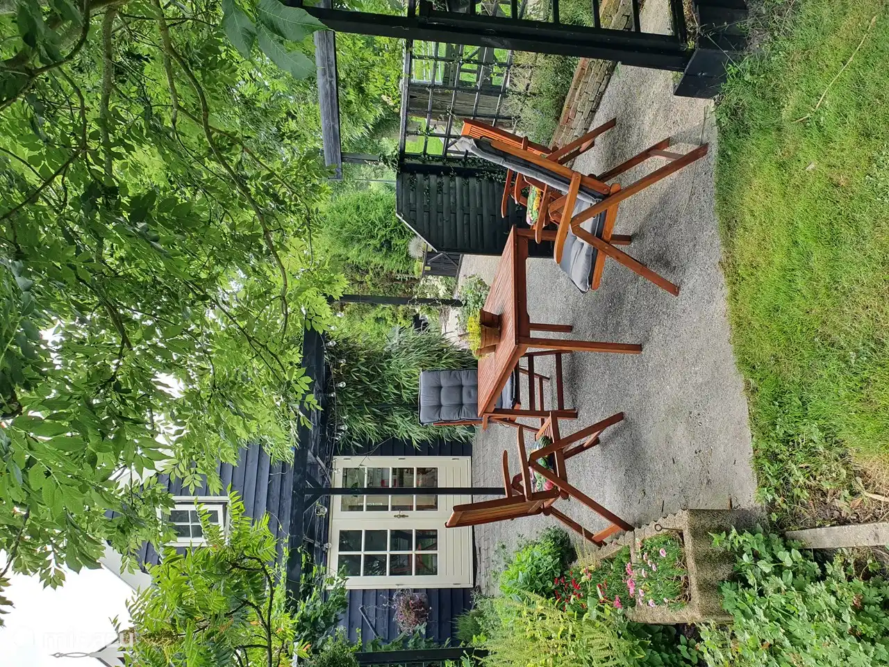 Die Terrasse, um den Garten bei einem Drink zu genießen