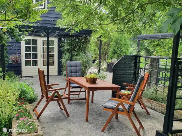 Location de Vacances Pays-Bas, Hollande du Nord, Hoogwoud, maison de vacances - Kloin maar Foin La terrasse pour profiter du jardin en sirotant un verre