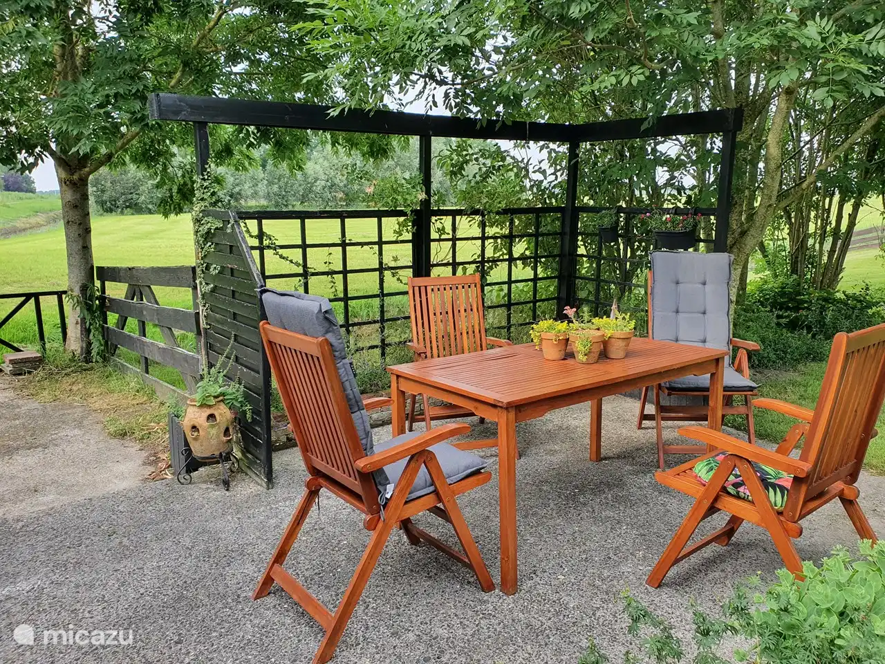 Terrasse, wo Sie den Garten genießen können