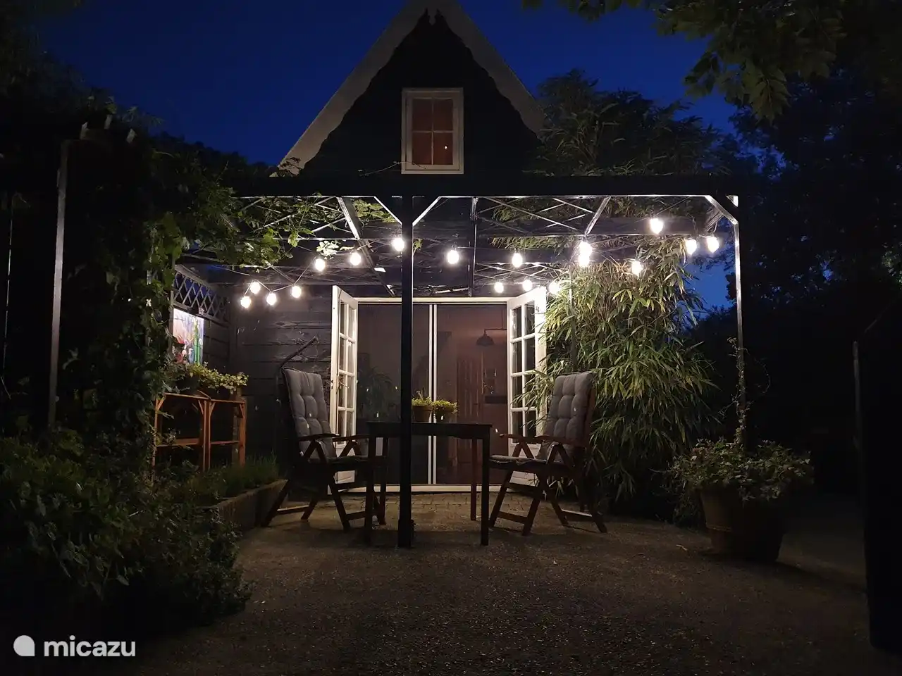 Auch abends ist es gemütlich im Hinterhof