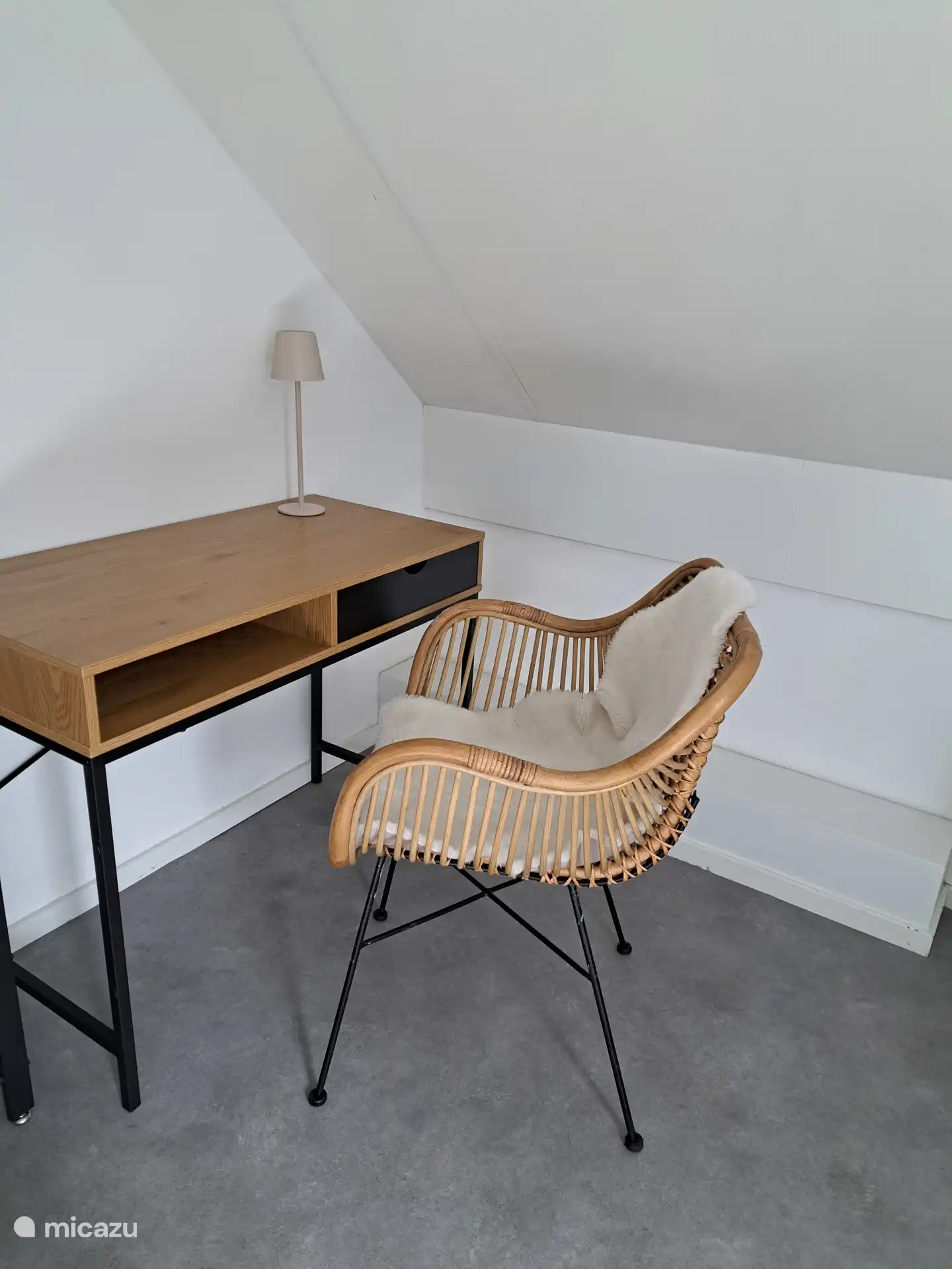 Werkgerelateerde in slaapkamer boven