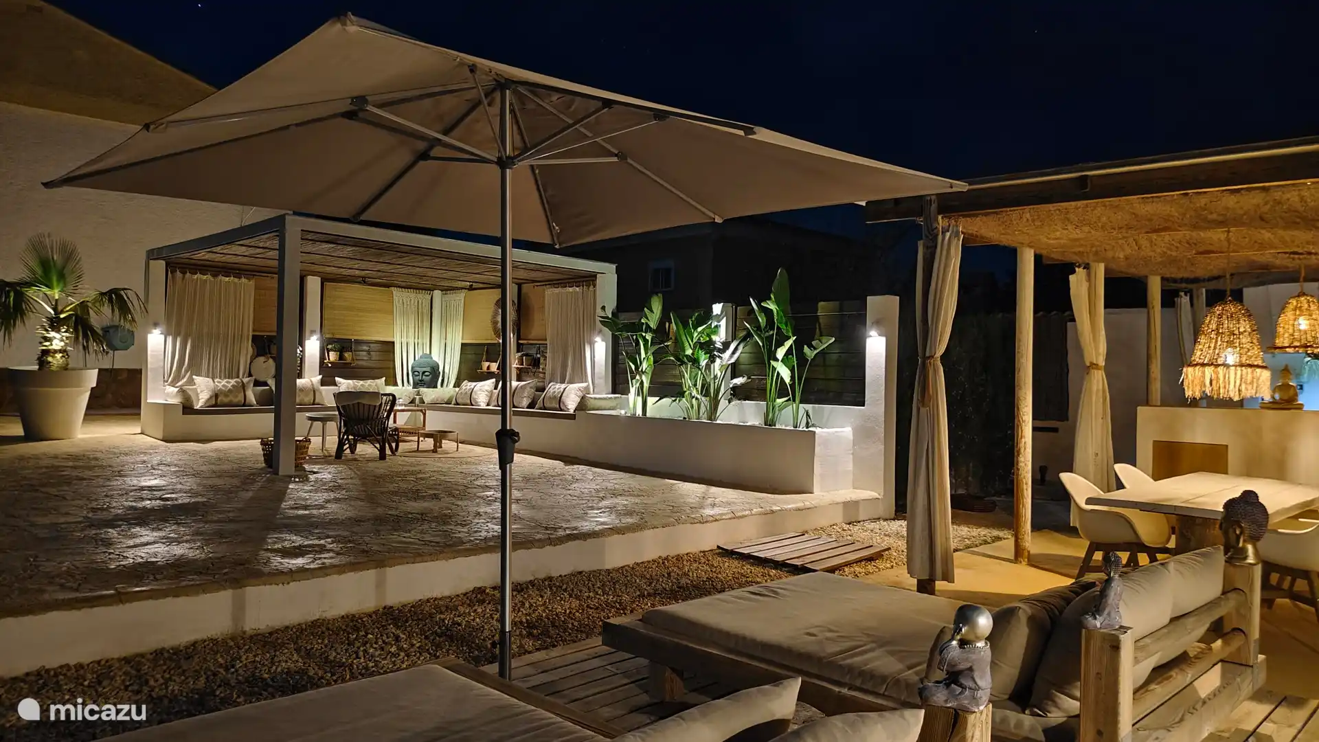 Ons grote terras biedt alle ruimte om te relaxen.