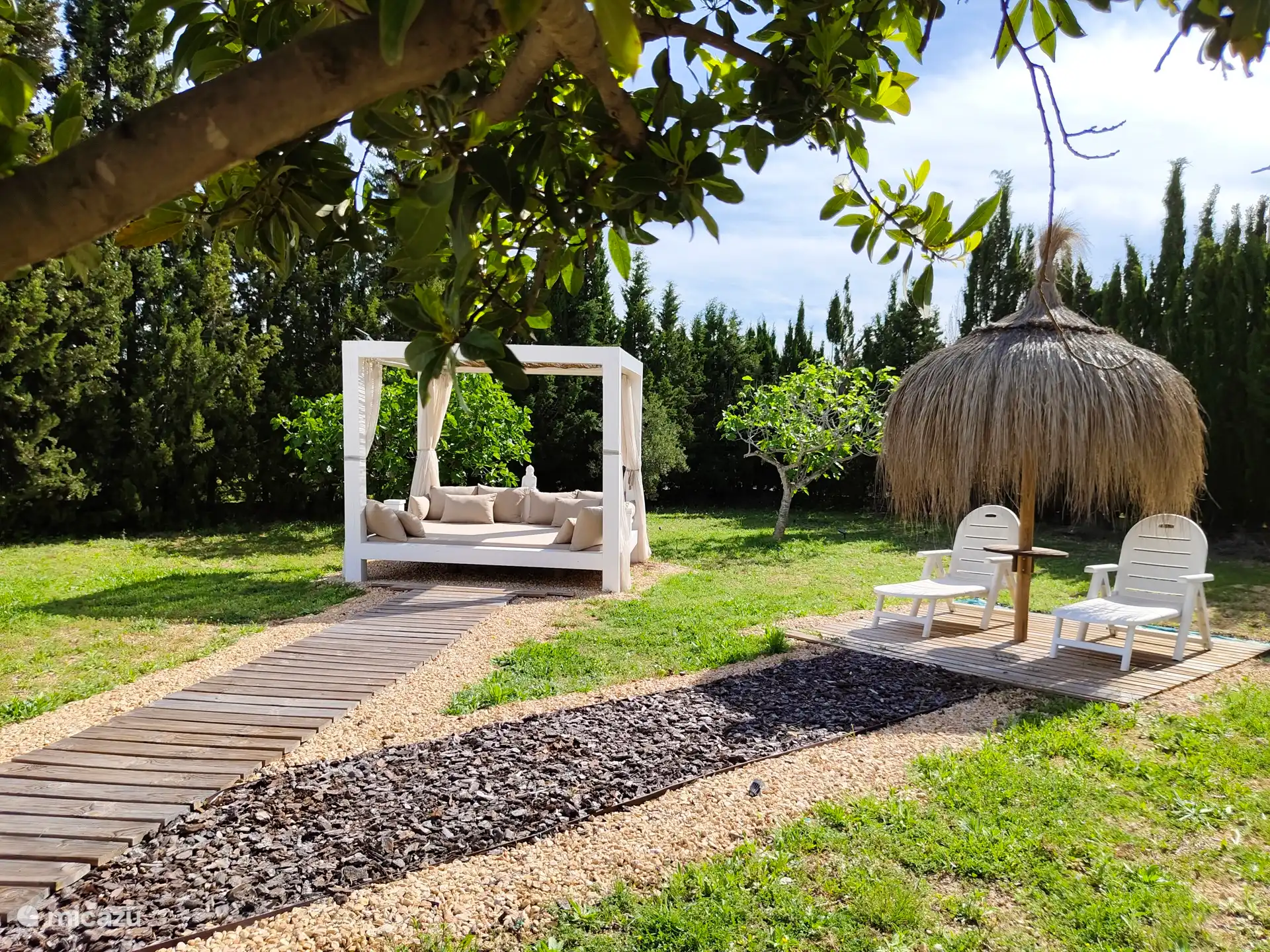 Jumbo size 4P daybed. Je waant je in een oase van rust. 